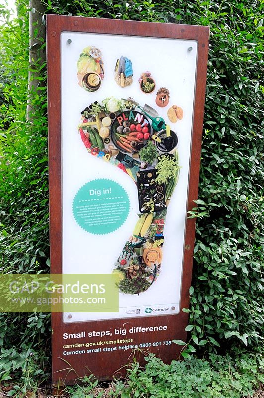 Affiche ou panneau d'information sur la culture alimentaire encourageant les gens à cultiver des aliments et à réduire leur empreinte sur la terre, Camley Street Natural Park, London Borough of Camden