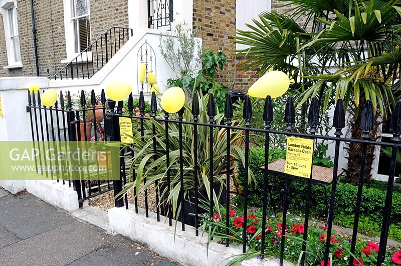 Ballons jaunes et affiches sur la balustrade d'un jardin avant London Fields Gardens Open, une ouverture de groupe dans le cadre du National Garden Scheme NGS, London Brough of Hackney.