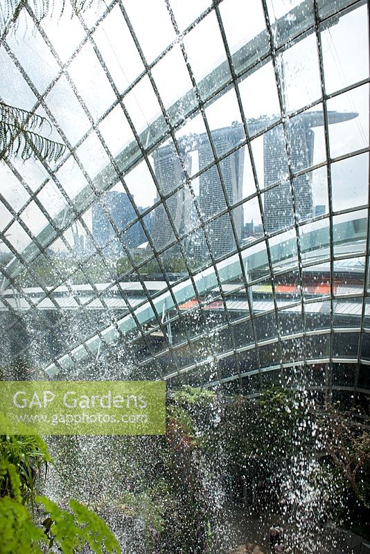 La cascade dans la forêt de nuages, Gardens by the Bay, Singapour