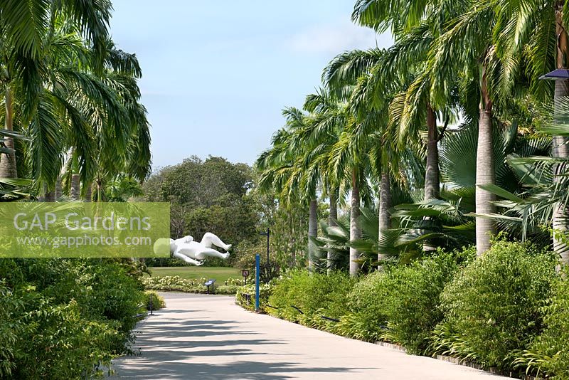 Sculpture en bronze peint de Marc Quinn 'Planet', à Gardens by the Bay, Singapour