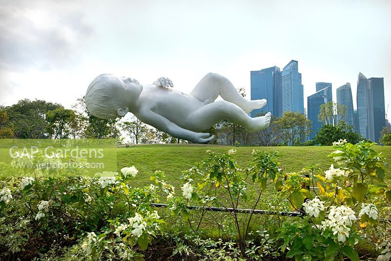 Sculpture en bronze peint de Marc Quinn 'Planet', à Gardens by the Bay, Singapour