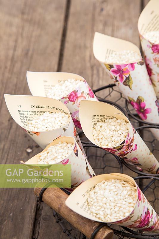 Confettis de riz Arborio dans des cônes faits à la main à partir de livres vintage et de papier décoratif.