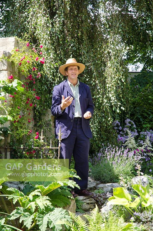 Enregistrement de Monty Don sur The Forgotten Folly Garden, RHS Hampton Court Palace Flower Show 2014 - Design - Lynn Riches