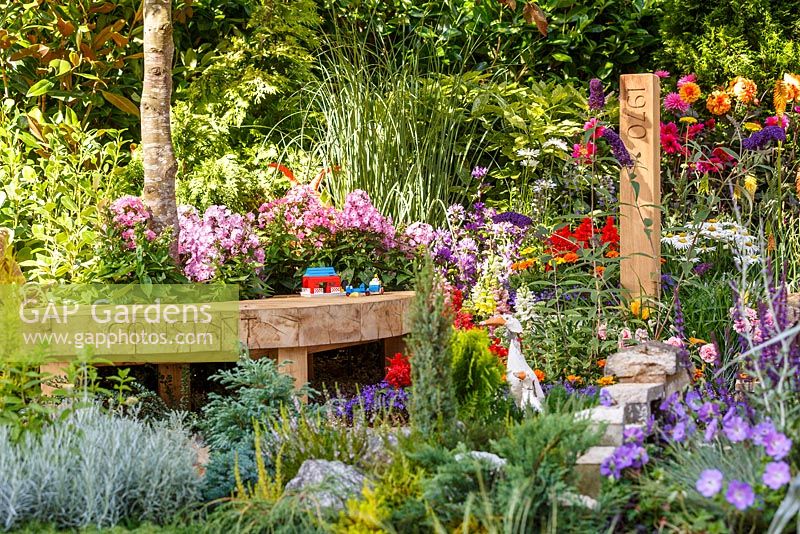 Plantation d'époque des années 1970 et jouets pour enfants de l'époque - Le NSPCC Legacy Garden, RHS Hampton Court Flower Show 2014
