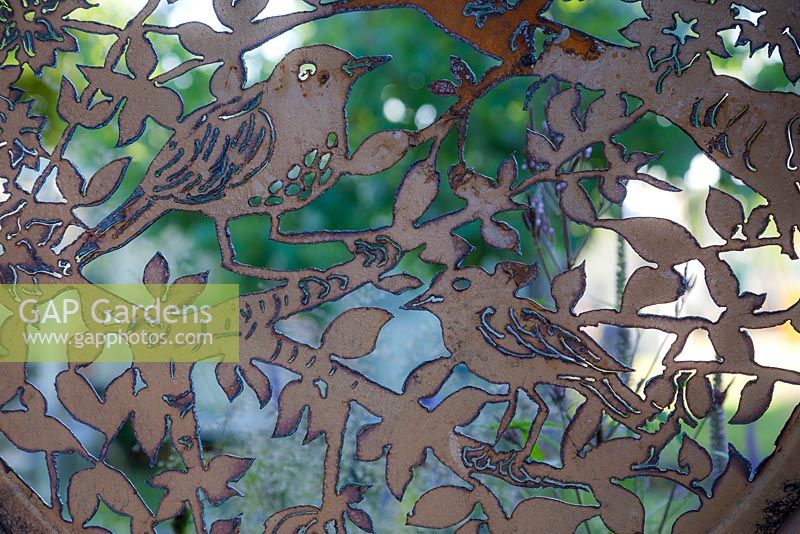 Jardin: le métal, un espace pour se connecter et grandir. Meilleur jardin d'été, médaillé d'or. Oiseaux en métal (muguet, moineau) sculptés à la main dans des matériaux recyclés.