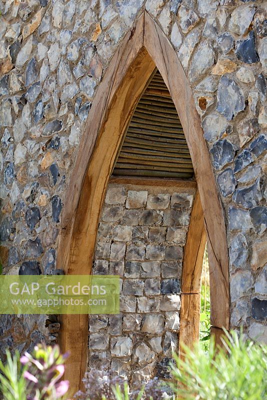 Passerelle en bois dans un mur en pierre - The Flintknapper's Garden A Story of Thetford