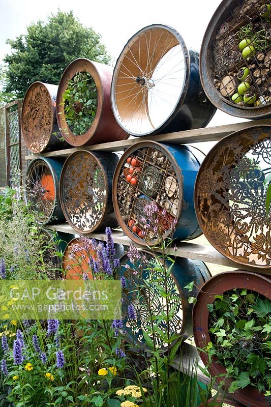 Métal Un espace pour se connecter et grandir Détail de la clôture avec une utilisation créative de matériaux recyclés, y compris des tambours de machine à sécher Designer: Jeni Cairns et Sophie Antonelli Sponsor: Metal Gold Award du meilleur jardin d'été