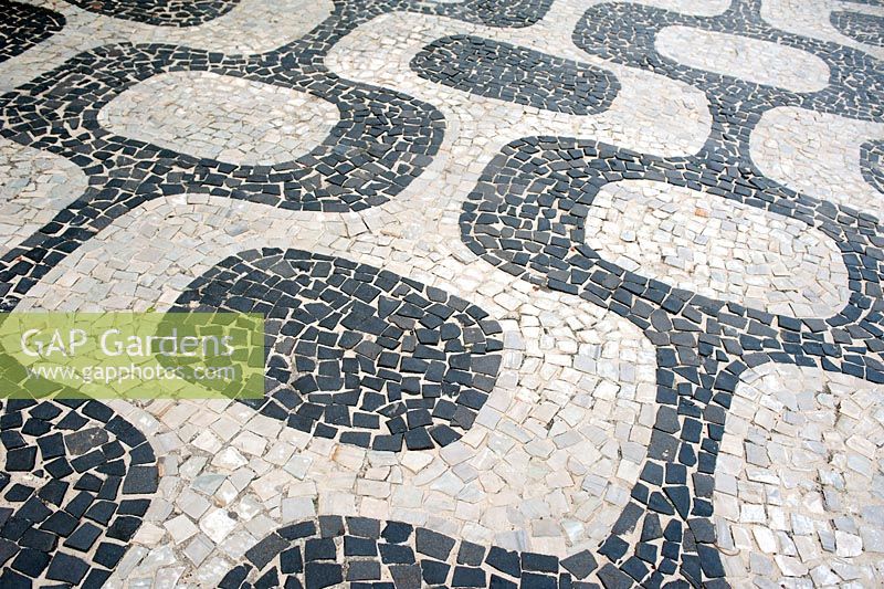 Chaussée portugaise (calada portuguesa) travaux de pavage typiques au Brésil, ici le long du front de mer emblématique d'Ipanema / Leblon.