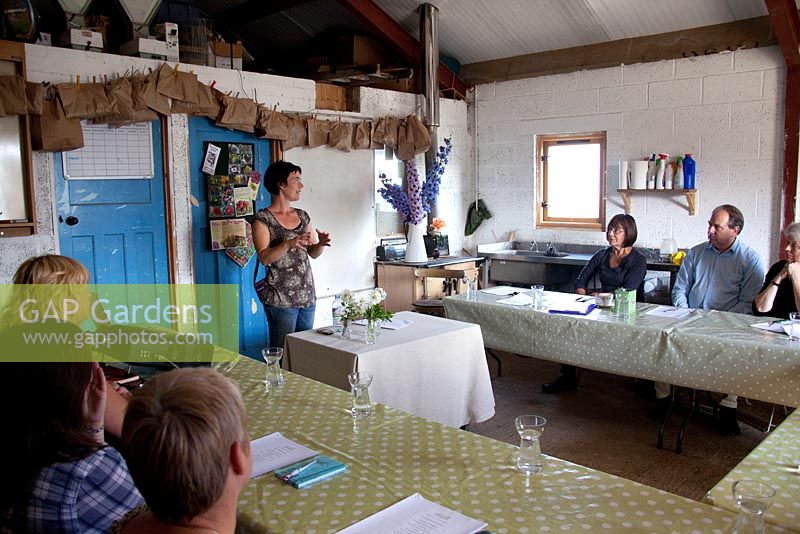 Rachel parle des aspects pratiques de la fabrication de votre propre jardin de coupe dans une ancienne grange à la ferme