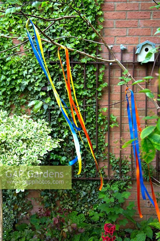 Rubans attachés à une branche d'arbre pour décorer un jardin
