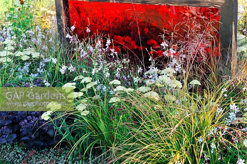 Paravents translucides colorés en parterres de fleurs. Description: Modernisme préhistorique. Concepteur: Alex Schofield