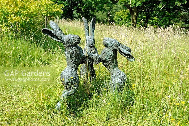 Statue de trois lièvres dansant dans le jardin, Bayford Hertfordshire