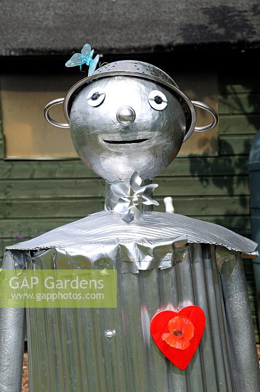 L'Épouvantail Tin Man du Magicien d'Oz avec des passoires pour chapeau et un coeur rouge, Paddock Allotments