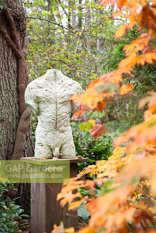 Torse de feuilles de Stephen Duncan en marbre, béton et polymère. Le jardin de sculptures Hannah Peschar conçu par Anthony Paul, paysagiste