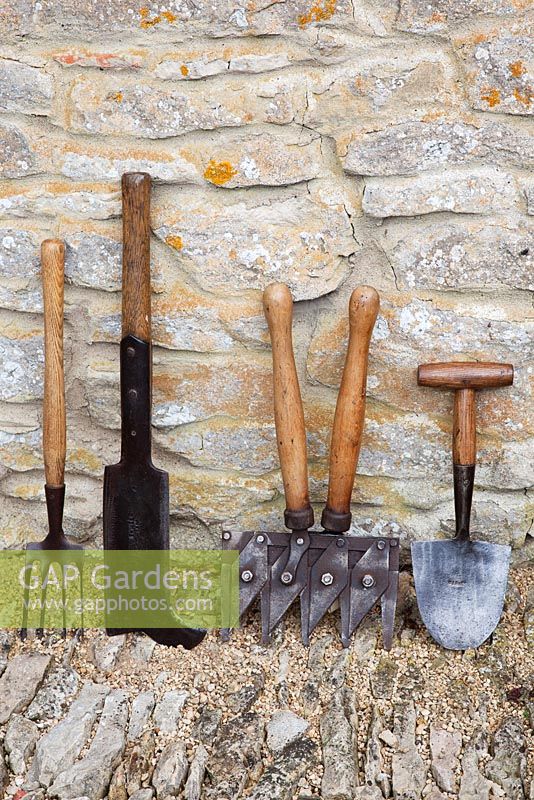 Outils de jardinage antiques. À partir de la gauche, fourchette à main à long manche, crochet à bec Yorkshire, cisaille Astor et pelle de plantation de fraises