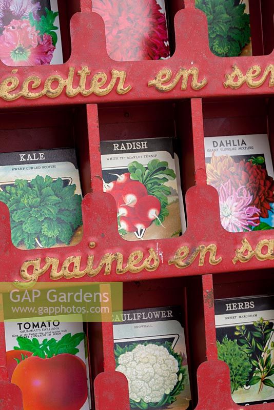 Sachets de semences vintage sur présentoir français antique