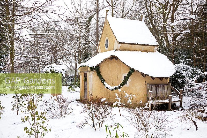 Le sanctuaire couvert de neige. Jardin Highgrove, janvier 2013. Il a été construit en 1999 pour marquer le millénaire et est un lieu de contemplation. Conçu par le professeur Keith Critchlow de l'école des arts et métiers traditionnels du Prince et créé à partir d'un dessin de Charles Morris. Il est entièrement composé de matériaux naturels.