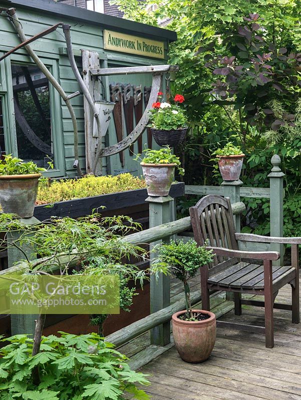 Un abri de jardin et une unité de stockage avec toit vert.