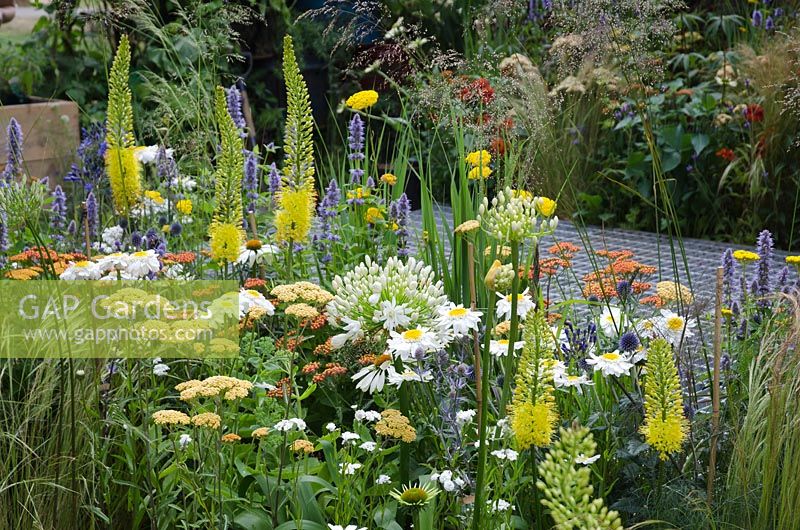 Heather Edwards - Un espace pour se connecter et grandir, RHS Hampton Court Palace Flower Show 2014 - Conception: Jeni Cairns