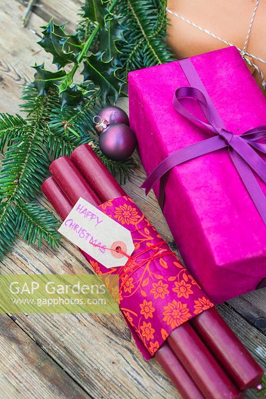 Cadeaux de Noël de couleur violette accompagnés de sapin et de houx - Feuillage Ilex