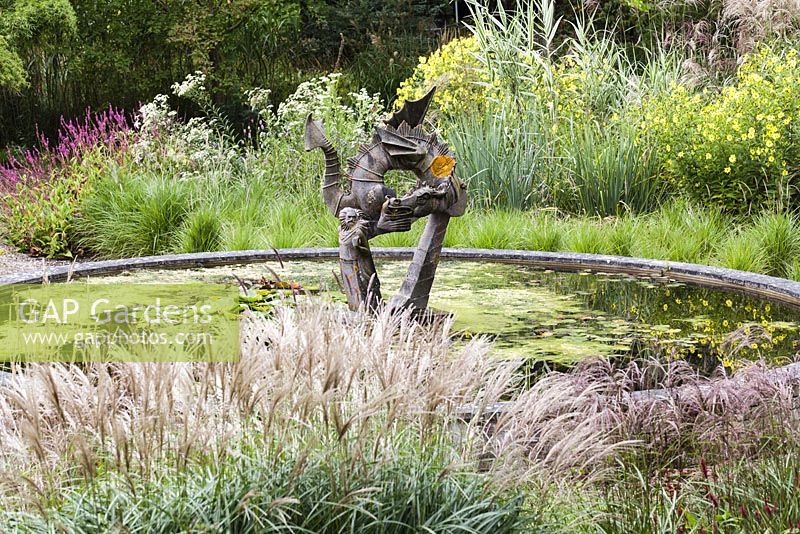 L'étang avec la sculpture de dragon - Knoll Gardens, Wimborne Minster, Dorset. Conçu et détenu par Neil Lucas. septembre