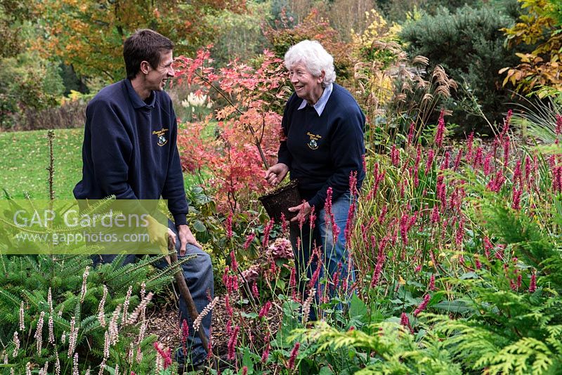 Mary Benger avec son petit-fils, Michael Pritchard, qui travaille désormais régulièrement avec elle dans le jardin.