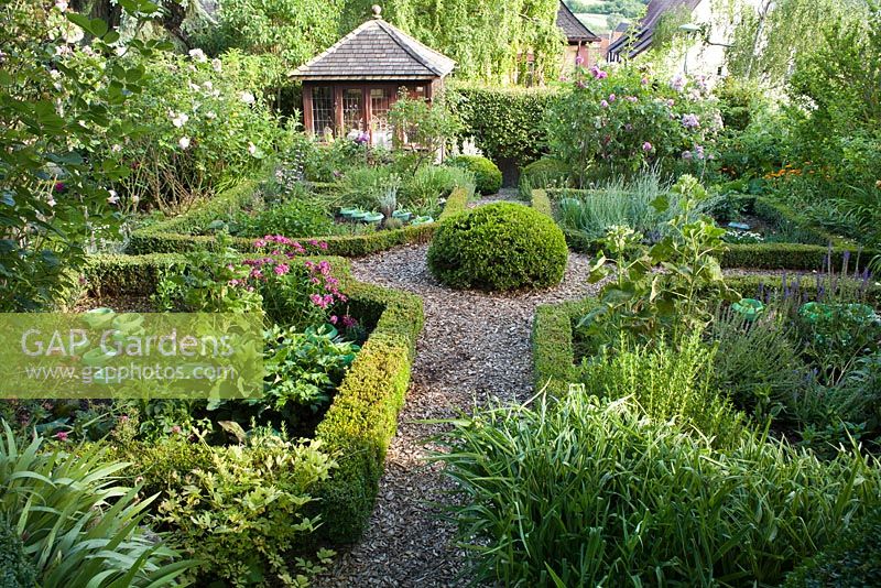 Jardin de noeud avec haie de buis et topiaire. Chemin d'accès à la maison d'été. Marina Wust, Allemagne