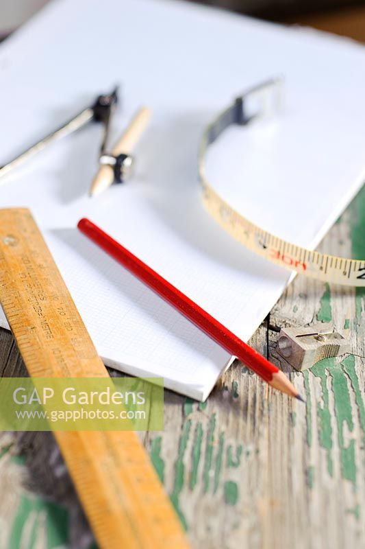 Outils pour l'arpentage et la planification des jardins. Règle, papier millimétré, crayon, boussole et ruban à mesurer