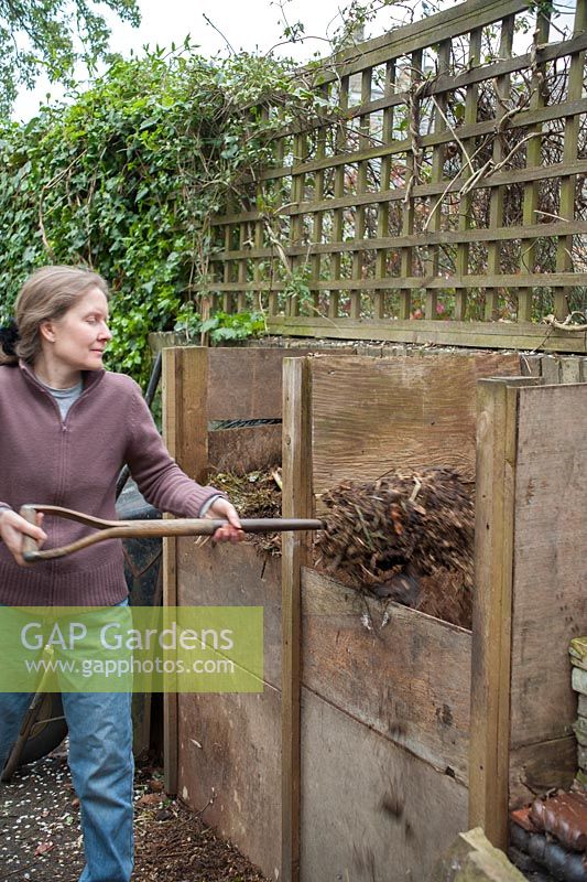 Transformer le compost de jardin d'un tas à un autre