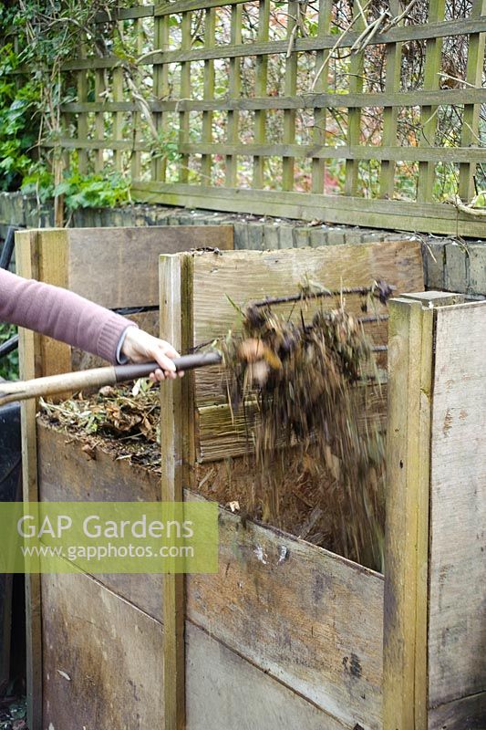 Transformer le compost de jardin d'un tas à un autre