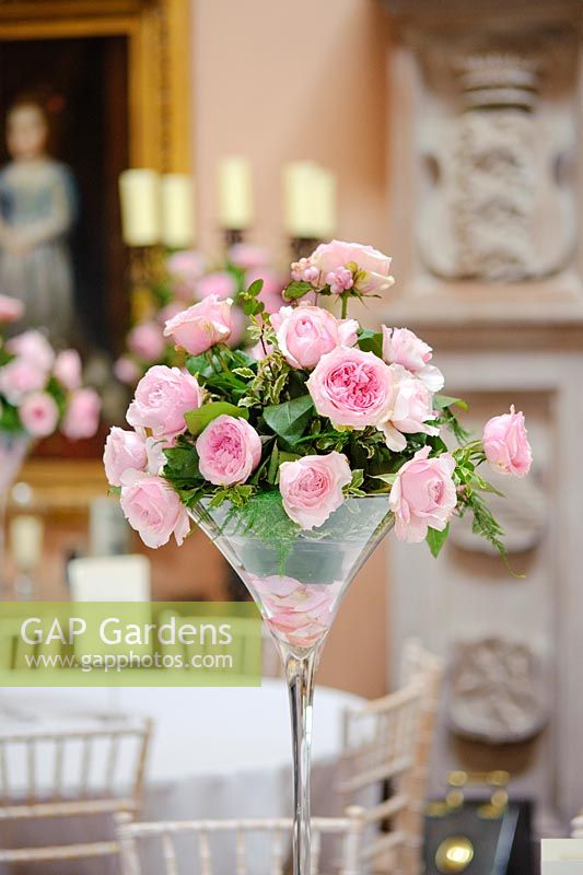 Roses roses dans un arrangement pour un mariage. Roses à fleurs coupées produites par David Austin Roses