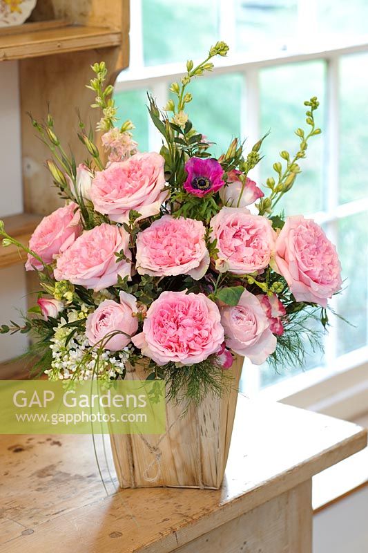 Roses roses dans un arrangement. Roses à fleurs coupées produites par David Austin Roses