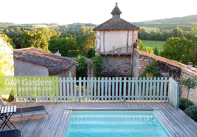 Vue sud depuis la piscine et la terrasse. Grange Rousseau, Tarn, France.