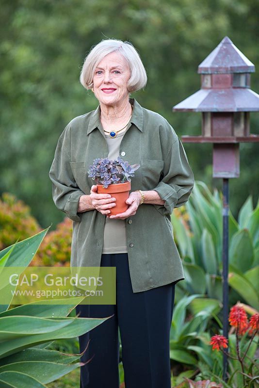 Suzy Schaefer dans son jardin, Rancho Santa Fe, Californie, USA.