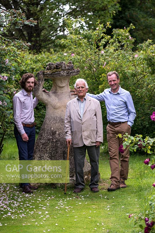 Trois générations de David Austin Roses. Portrait de M. David Austin OBE VMH, accompagné de son fils, également David, directeur général, et petit-fils, Richard, en charge des produits de marque pour l'entreprise familiale.