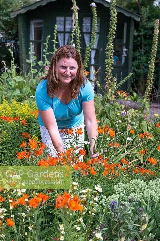 Jo Wright, la force motrice de Organic Blooms, coupe des fleurs dans son propre jardin.
