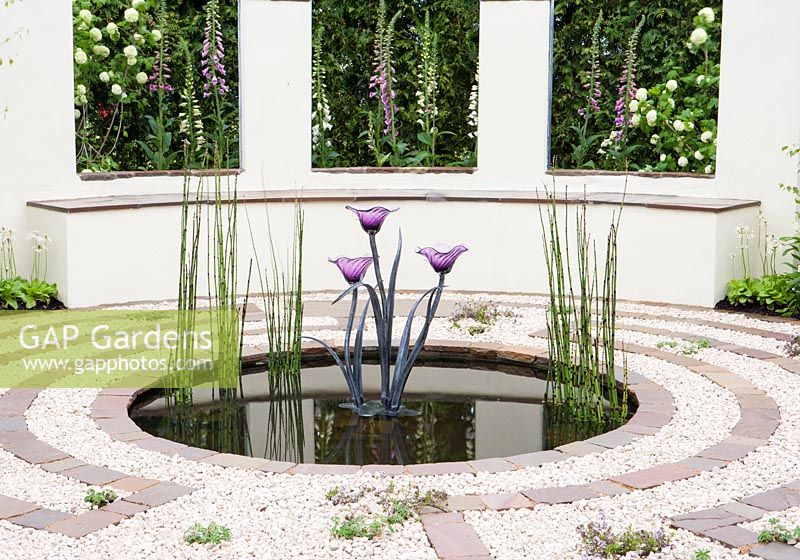 Piscine circulaire et banc incurvé, 'A Quiet Garden', show garden, RHS Malvern Spring Festival 2014