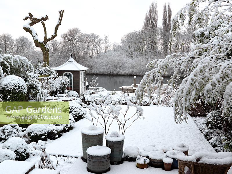 Jardin de la Tamise conçu par Andy Sturgeon. Coffret topiaire, herbes et plantes architecturales couvertes de neige.