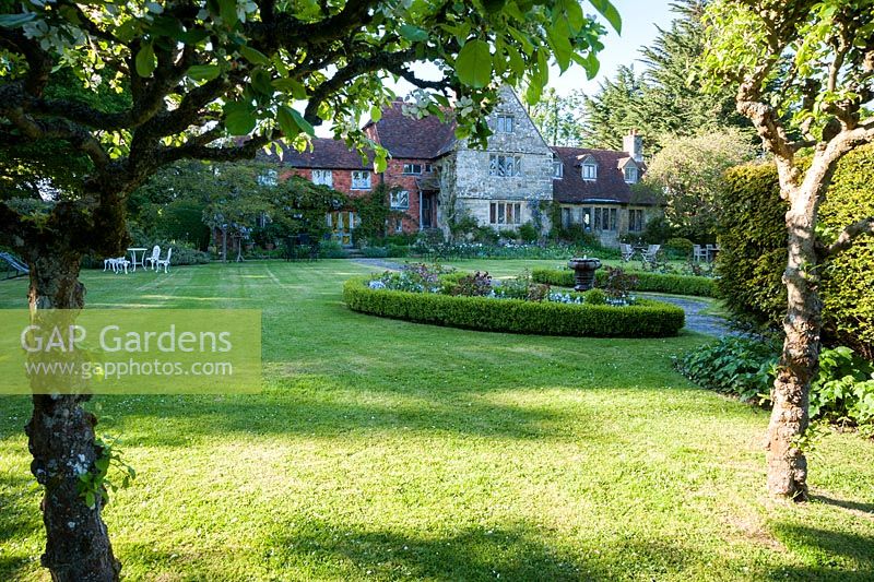 De vastes pelouses s'étendent loin du manoir jacobéen classé Grade II. King John's Nursery, Etchingham, East Sussex, Royaume-Uni