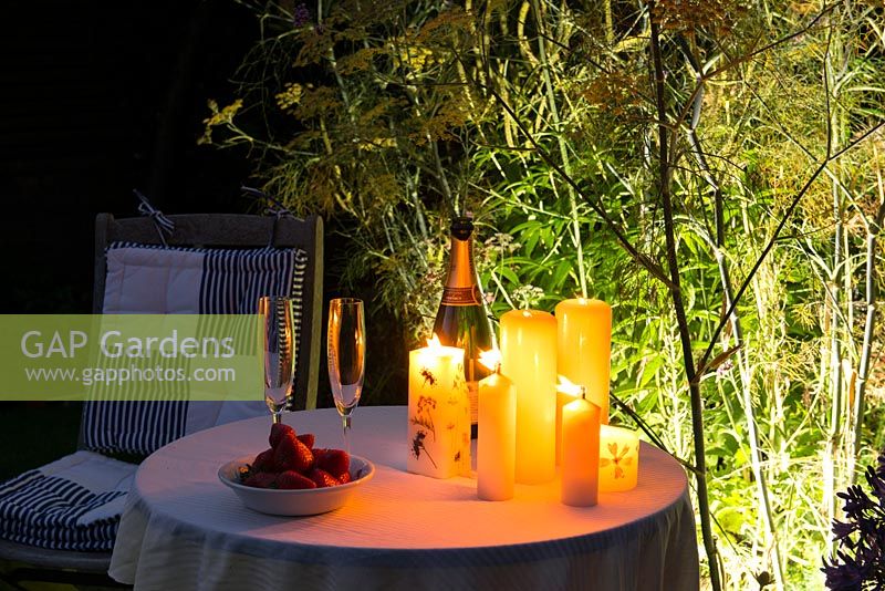 Boissons romantiques aux chandelles dans le jardin la nuit