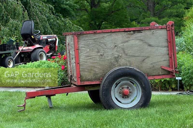 Tracteurs et remorques travaillant à la pépinière White Flower Farms et jardins d'affichage, Connecticut, USA