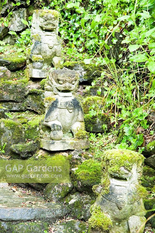 Lions gardiens sous une To-Doro, lanterne stupa. Le jardin japonais et la pépinière de bonsaï, St.Mawgan, nr Newquay, Cornwall