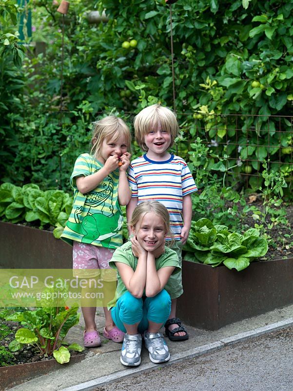 Enfants à côté du patch végétarien.