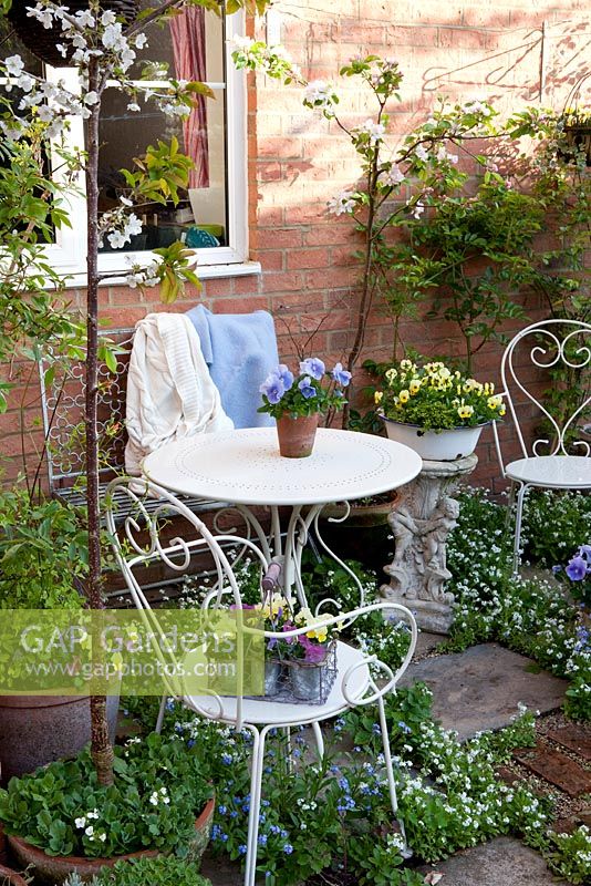 Table et chaises françaises sur une terrasse