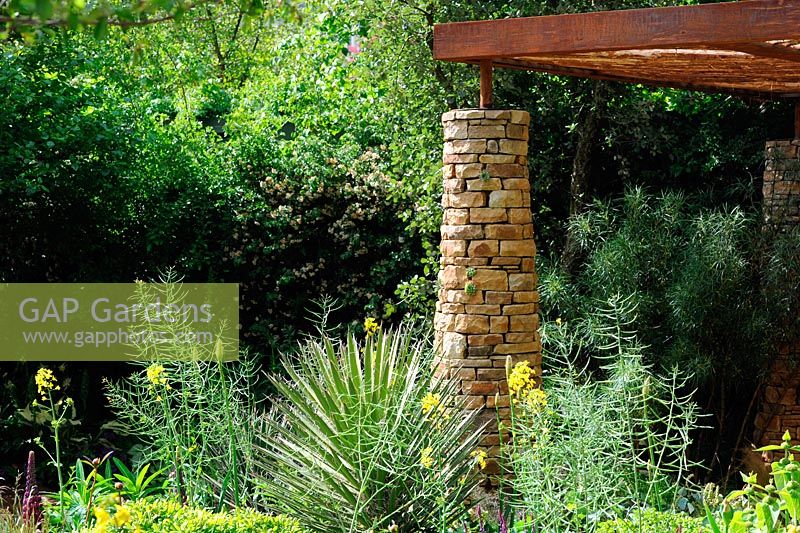 Détail d'une colonne de pierre rencontrant le toit Jardin de Sentabale - Espoir de vulnérabilité. RHS Chelsea Flower Show, 2015
