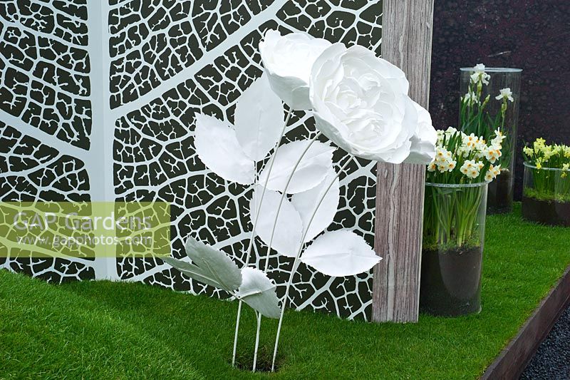 Jardin contemporain - Fleurs en papier géantes. Le jardin des parfums d'Harrods.
