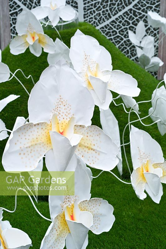 Jardin contemporain - Fleurs d'orchidées en papier géantes. Le jardin des parfums d'Harrods.