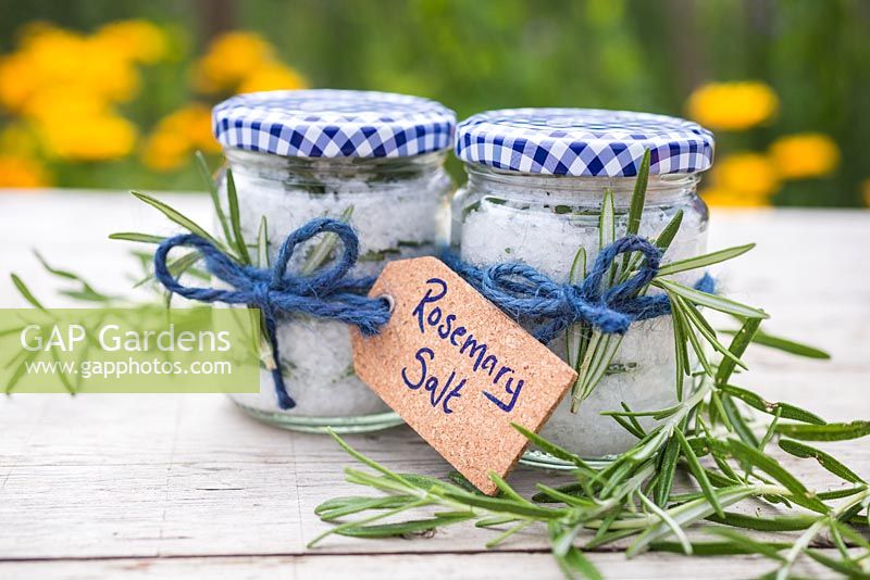 Sel de romarin fait maison, à base de sel marin et de feuilles de Rosmarinus officinalis, mis dans des bocaux en verre étiquetés, attachés avec de la ficelle