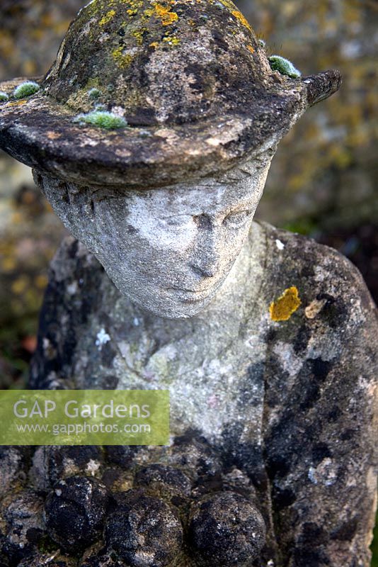 L'une des sculptures de Simon Verity, patinée et vieillie de mousse et de lichen