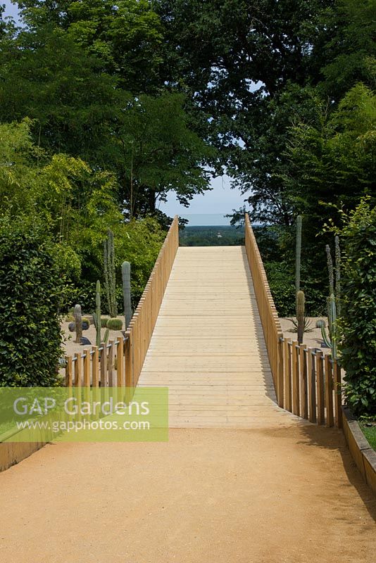 Le Jardin d ' Orphee, Orpheus 'Garden, Designers: Albert Schurs and Wendy Gaze, Festival International des Jardins 2015, Domaine de Chaumont sur Loire, France, bridge en bois